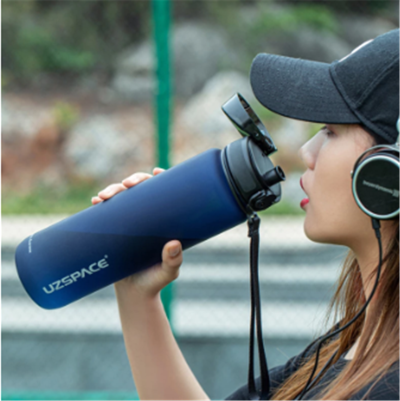 Sip 'n' Style: Your Chic Hydration Mate