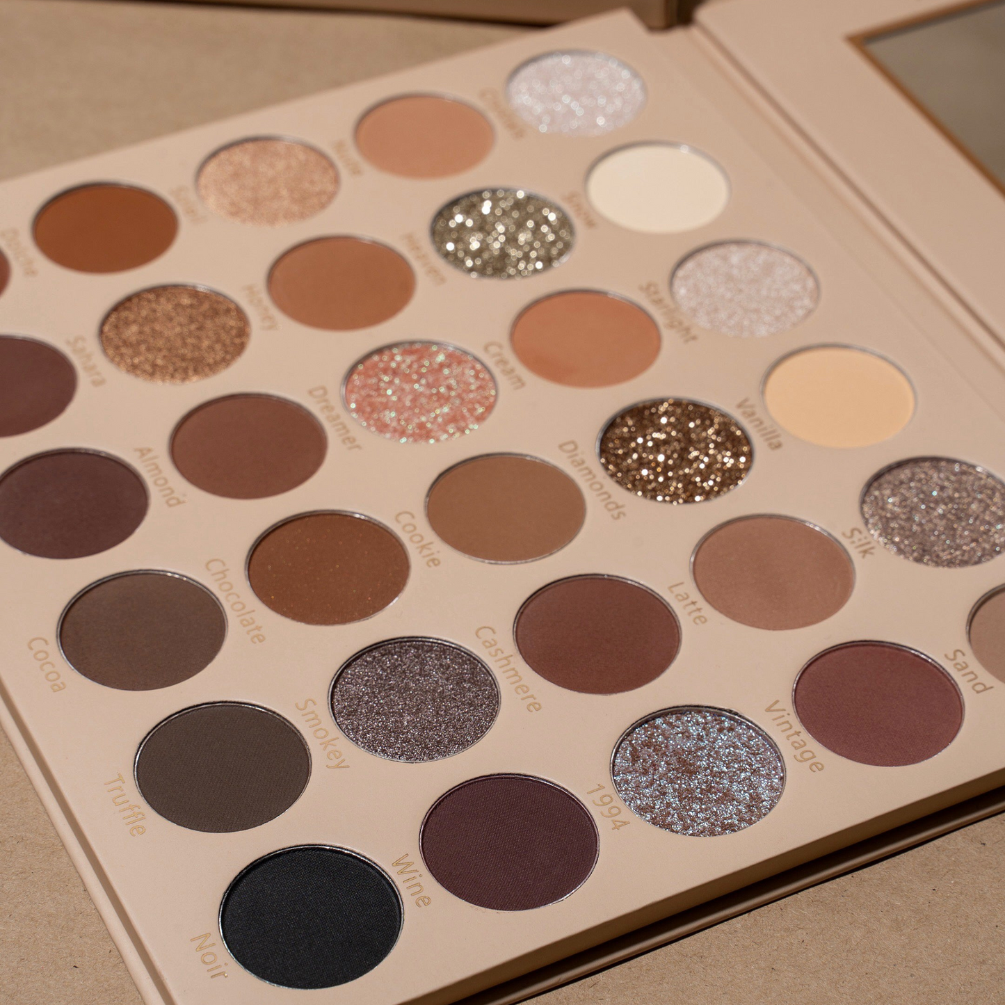 Nude Dream: Effortless Chic Shadows